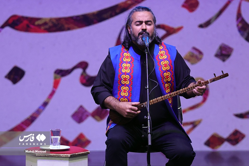 اجرای موسیقی زنده توسط پرواز همای و گروهش در مراسم اختتامیه چهلمین جشنواره بین‌المللی تئاتر فجر در تالار وحدت 