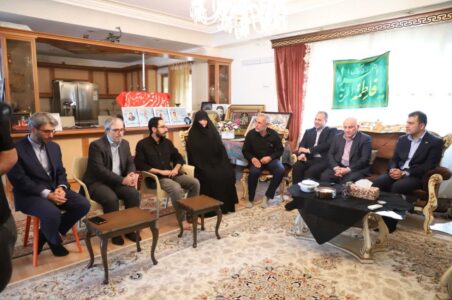 دیدار استاندار مازندران و معاون علمی رئیس‌جمهور با خانواده شهید نخبه «ذاکریان»