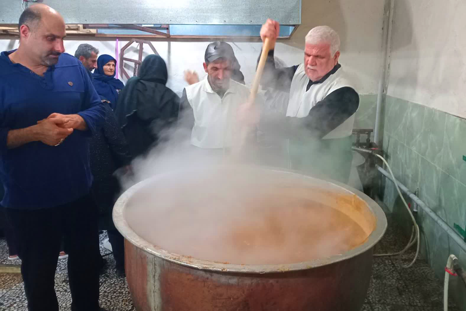 آشپز ساروی که خادمی امام رضا(ع) را افتخار زندگی‌اش می‌داند